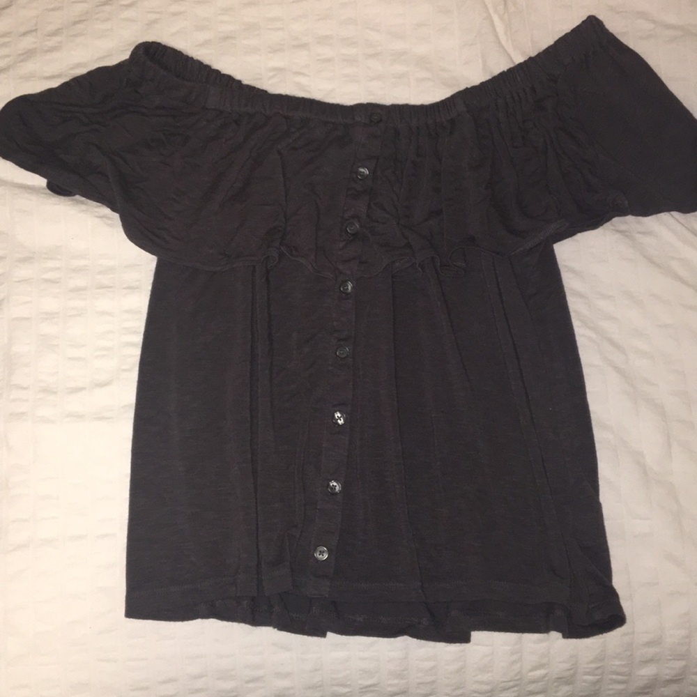 Cute flowy off the shoulder shirt!💗